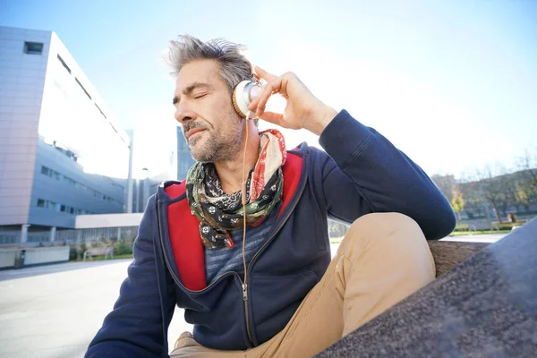 Skateboarder escuchando música — Foto de Stock