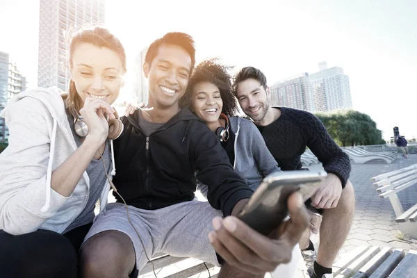 Freunde in lässigem Outfit machen Selfie — Stockfoto