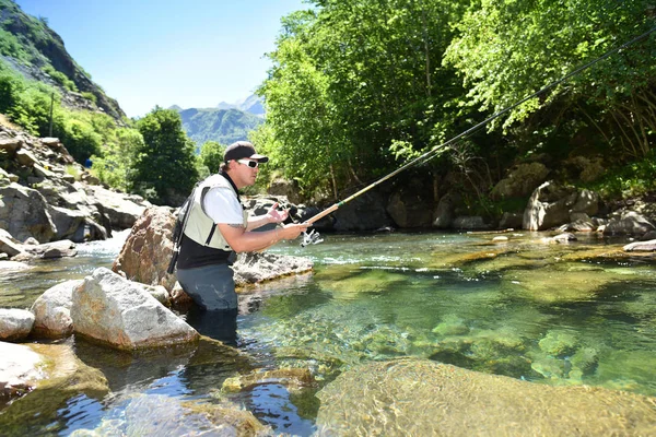 Ψαράς Ψάρεμα πέστροφας με δόλωμα — Φωτογραφία Αρχείου