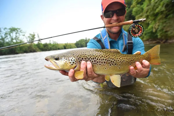 Vlieg-fisherman bedrijf bruine forel — Stockfoto