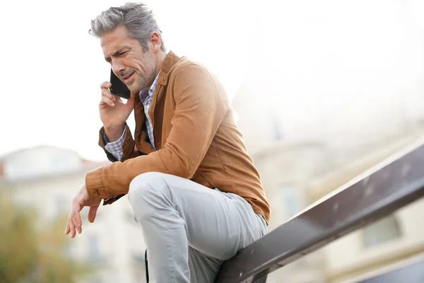 Uomo che parla al telefono — Foto Stock