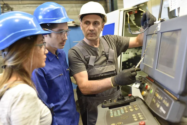 Personnes utilisant une machine électronique — Photo