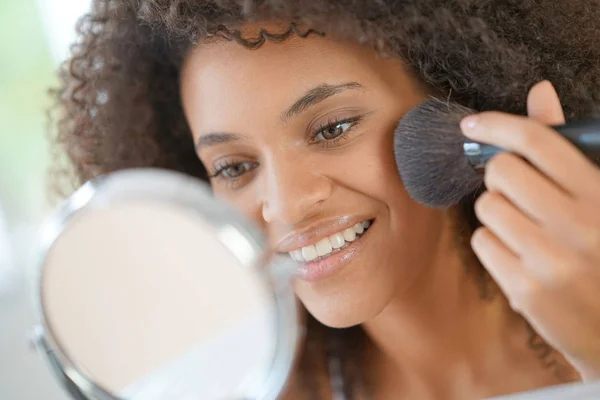Женщина делает макияж — стоковое фото