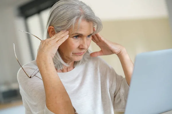 Mujer con dolor de cabeza —  Fotos de Stock