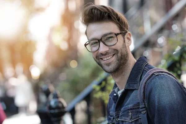 Fröhlicher Mann, der auf der Straße geht — Stockfoto