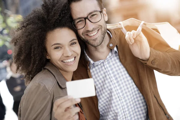 Couple showing shopping card — Stock Photo, Image