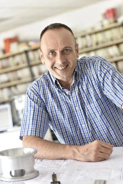 Instructor sonriente en la oficina de diseño — Foto de Stock