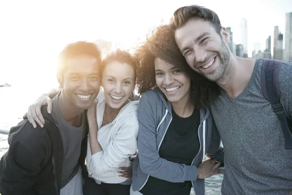 Groep vrienden genieten van de zonsondergang — Stockfoto