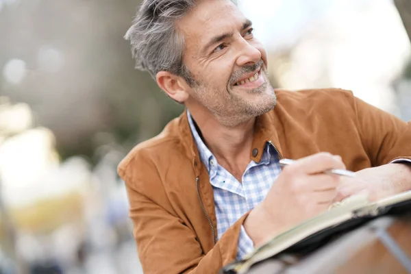 Geschäftsmann arbeitet mit Agenda — Stockfoto