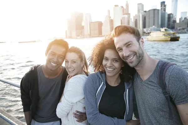 Groep vrienden genieten van de zonsondergang — Stockfoto