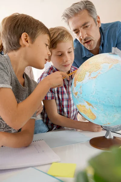 Enseignant avec enfants en classe de géographie — Photo