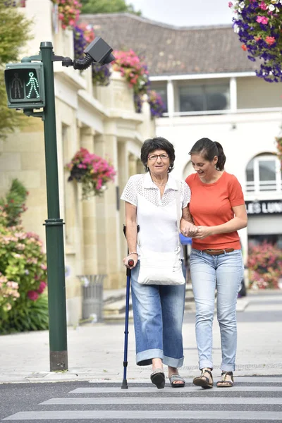 Cuidador ayudando a la mujer mayor — Foto de Stock