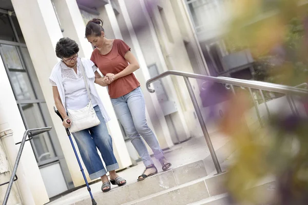 Huis verzorger helpen uitgeschakeld vrouw — Stockfoto