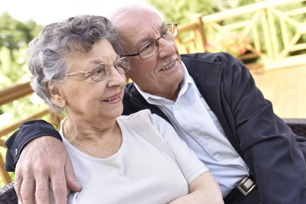 Älteres Ehepaar entspannt sich — Stockfoto