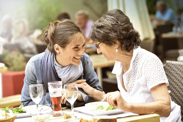 Kvinna med hemvårdare med lunch — Stockfoto