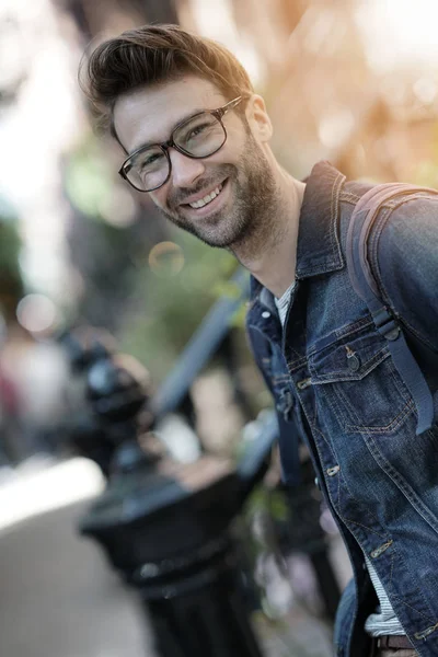 Homme joyeux marchant dans la rue — Photo