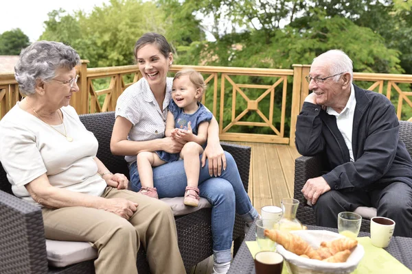 Nieta visitando abuelos — Foto de Stock