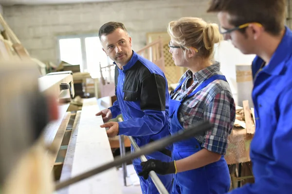 Lehrer zeigt Schreinerei-Maschinen — Stockfoto