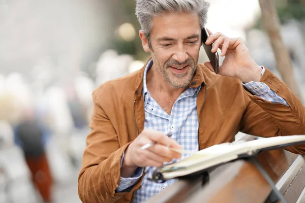 Uomo d'affari che parla al telefono — Foto Stock