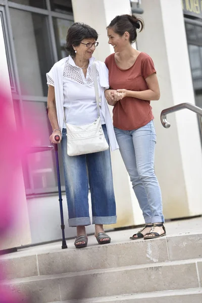 Huis verzorger helpen uitgeschakeld vrouw — Stockfoto