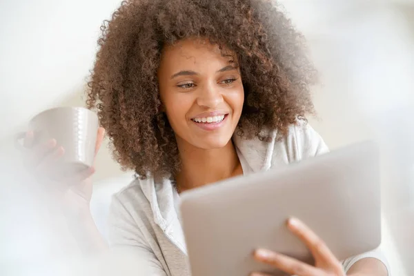 Mulher em casa usando tablet — Fotografia de Stock