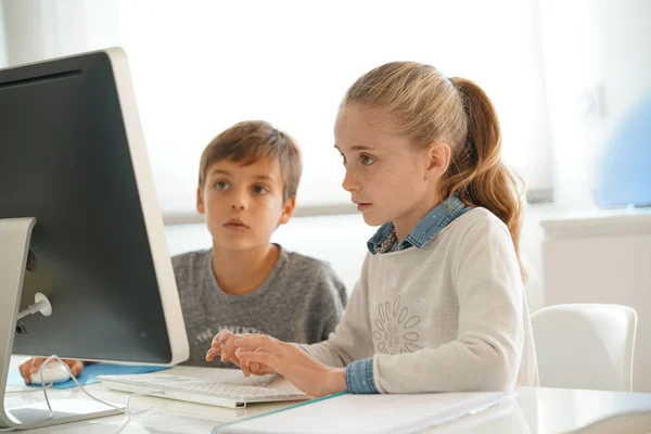 Barnen i dator labb arbetar — Stockfoto