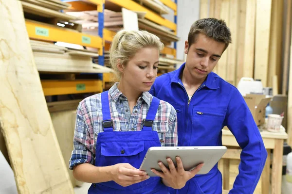 Personas que usan tabletas —  Fotos de Stock