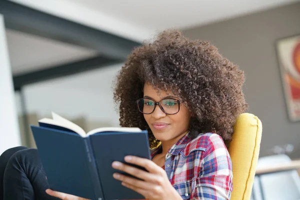 Menina com óculos livro de leitura — Fotografia de Stock