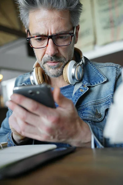 Guy připojen na smartphone v barech — Stock fotografie