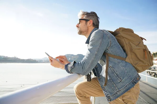 Man met smartphone — Stockfoto