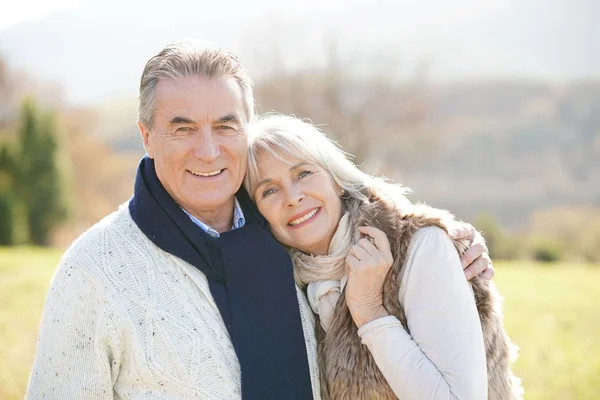 Couple aîné profiter de la journée — Photo