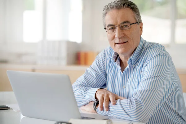 Senior no trabalho de escritório — Fotografia de Stock