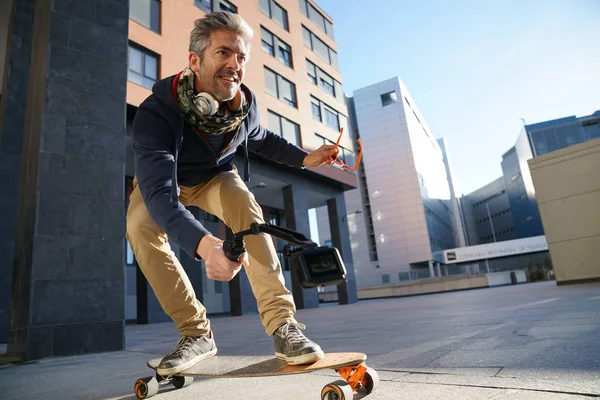 Reifer Mann beim Skateboarden — Stockfoto