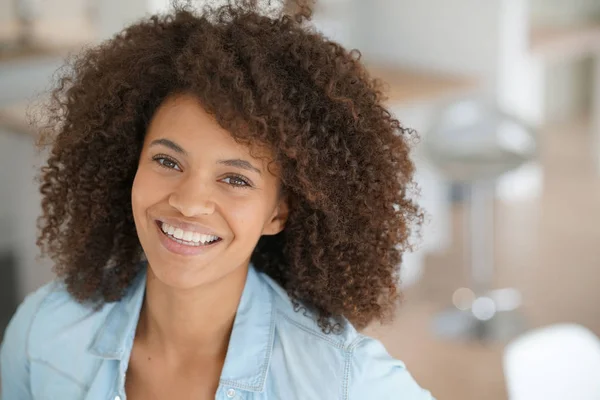 Sonriente chica de raza mixta en casa —  Fotos de Stock