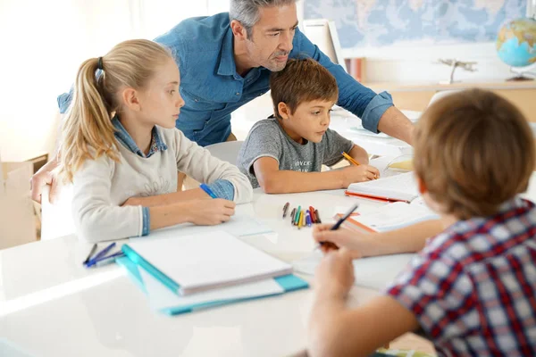 Insegnante con bambini in classe — Foto Stock