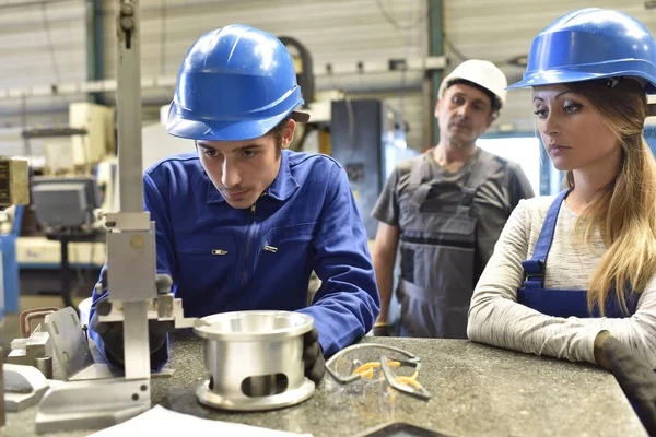 Pessoas em aulas de formação em metalurgia — Fotografia de Stock