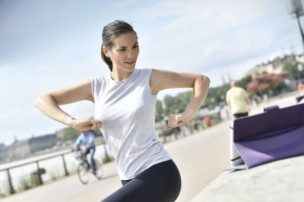 Fitness lány város gyakorlása során — Stock Fotó