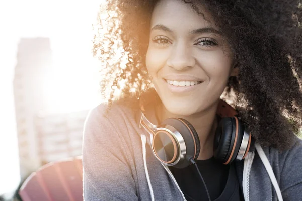 Mädchen im Park hört Musik — Stockfoto