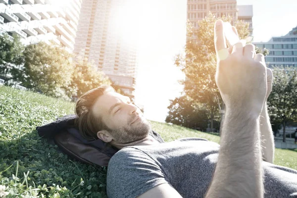 Mann benutzt Smartphone — Stockfoto