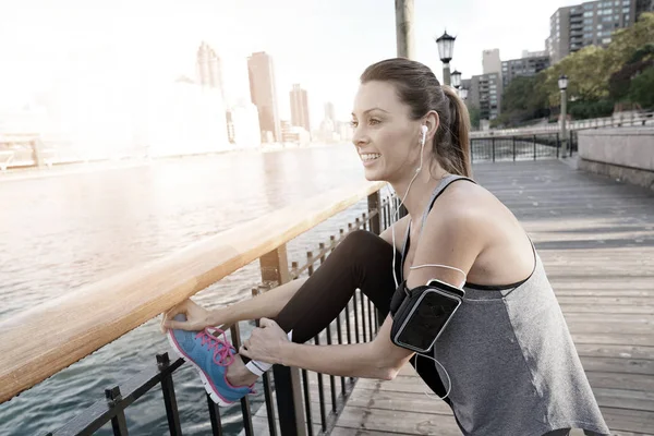 Mujer en Nueva York haciendo ejercicio — Foto de Stock