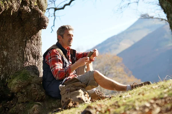 Turysta relaksujący przez drzewa — Zdjęcie stockowe