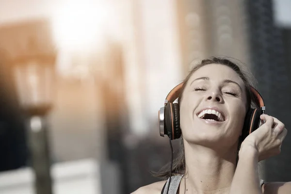 Jogger fille écoute de la musique — Photo