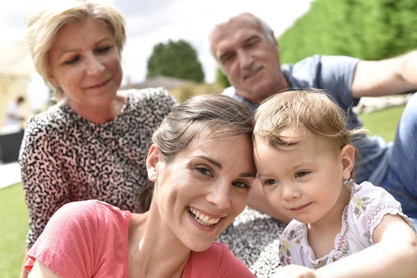 Família desfrutando de dia de verão — Fotografia de Stock