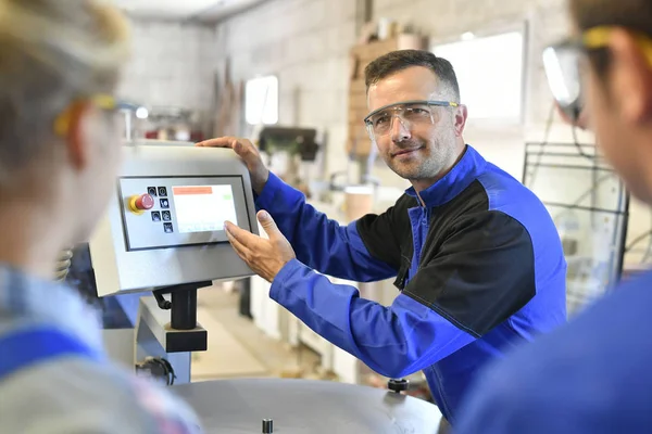 Teacher showing carpentry machinery — Stock Photo, Image