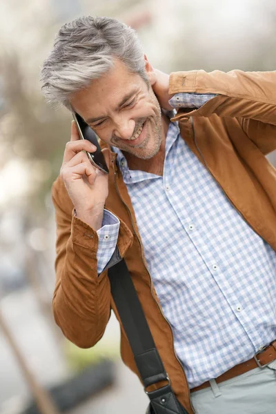 Stilig man prata telefon — Stockfoto