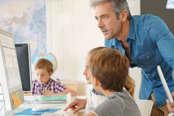 Enfants en laboratoire informatique — Photo