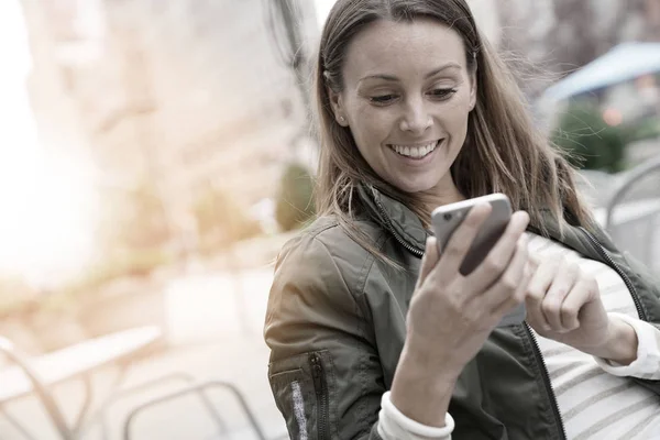 Menina usando smartphone — Fotografia de Stock