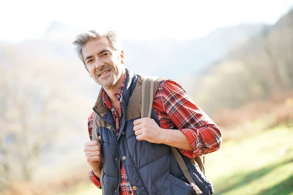 Wandelaar wandelen in de bergen — Stockfoto