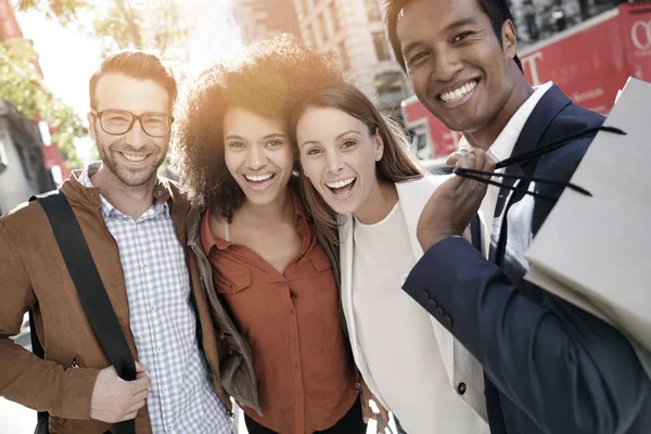 Junge Erwachsene haben Spaß — Stockfoto