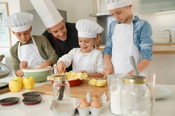 Corso di pasticceria con bambini — Foto Stock